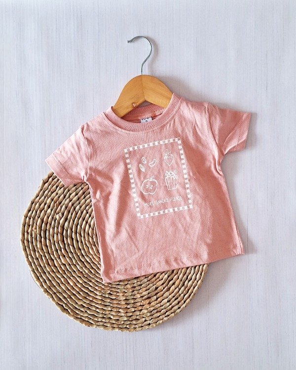 Producto - Remera Jersey 24/1 "More Snacks Please" Rosa Viejo