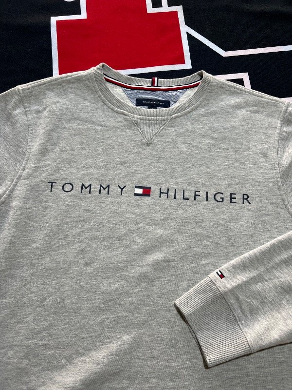 Producto - Buzo crewneck Tommy Hilfiger gris. Talle L