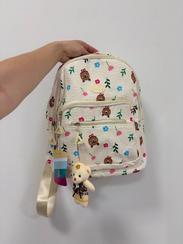 Producto - Mochila mediana beige llavero oso estampa flores - 0