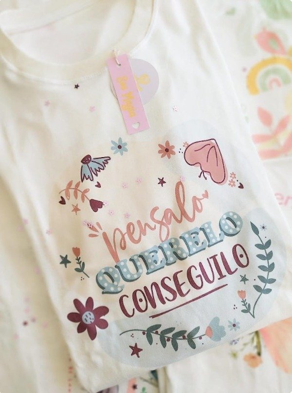 Producto - Remera PENSALO,QUERELO,HACELO vainilla