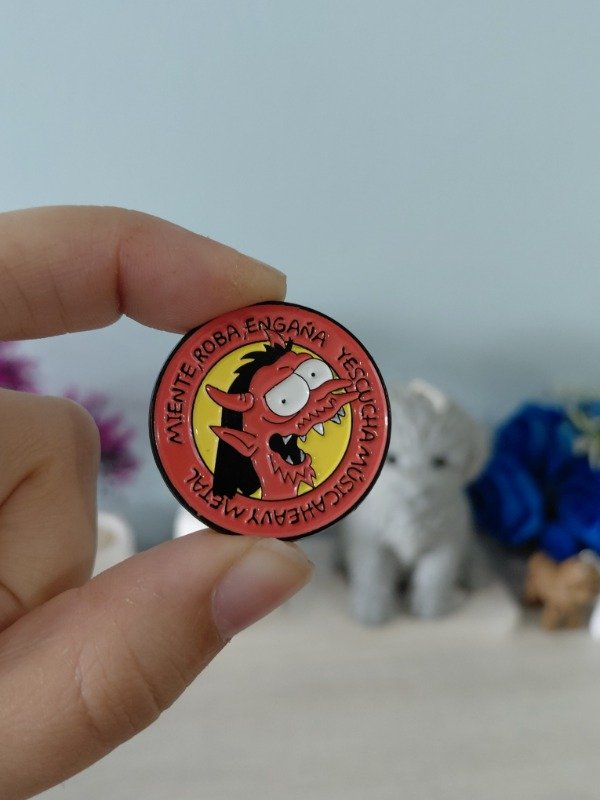 Producto - Pin metalizado - Los Simpson "Miente, roba, engaña y escucha..." #2024