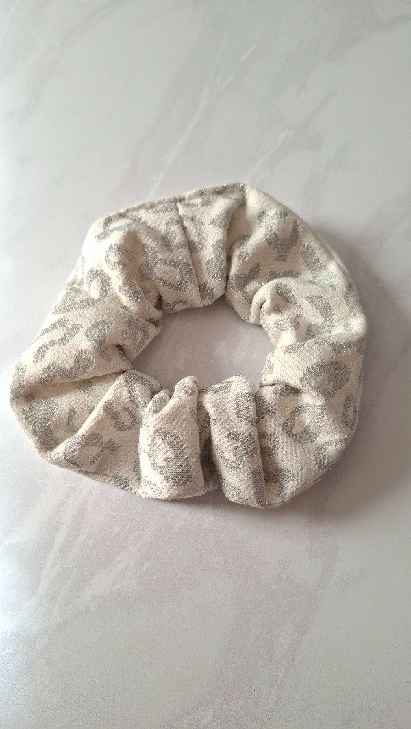 Producto - Scrunchie brillo blanco