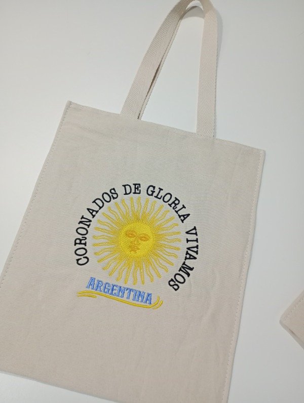 Producto - Totebag bordada Argentina coronados de gloria