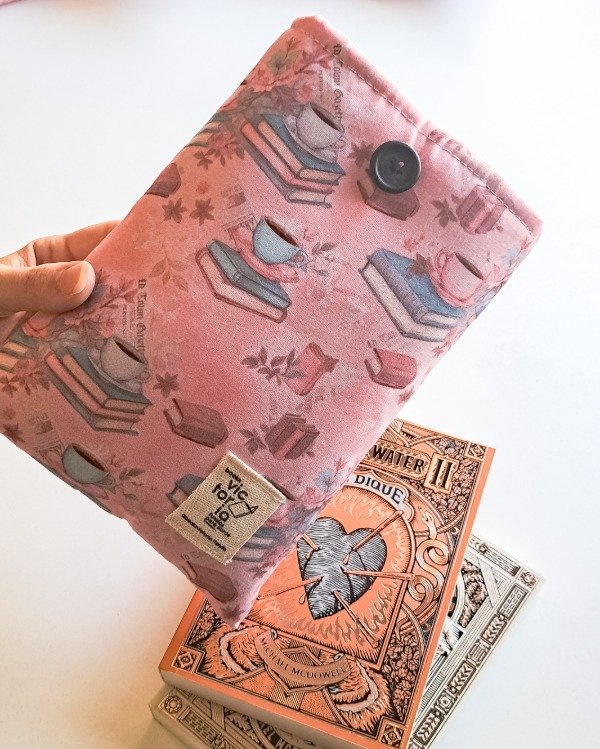 Producto - Funda para libros pocket con botón Books and coffee IMPERMEABLE
