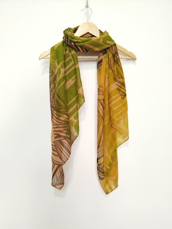 Producto - Pañuelo Mega -camel estampa Entrelineas negro y Galería en verde-