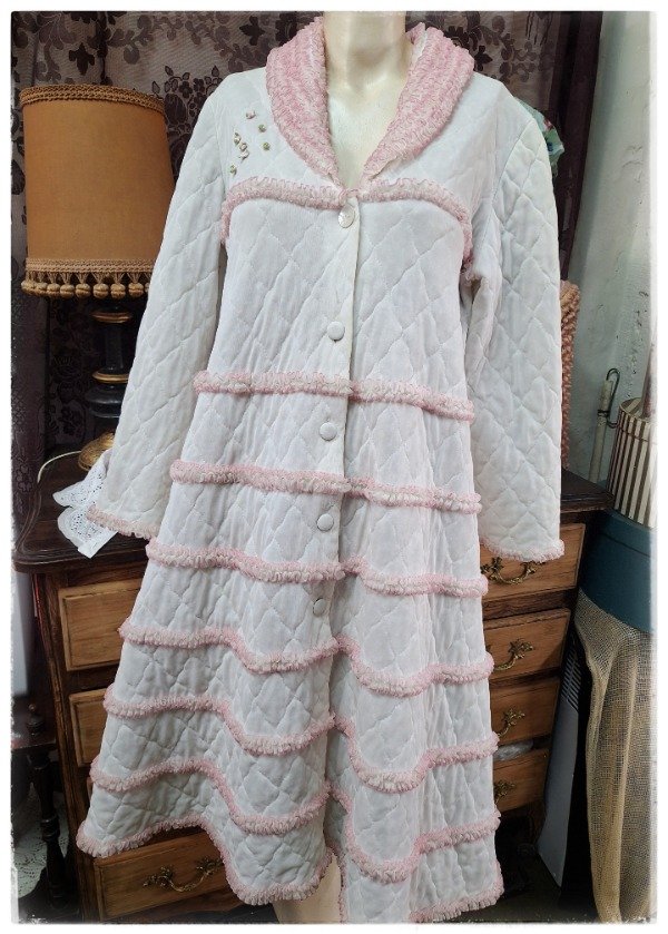 Producto - Deshabillé Matelasse blanco tiza voladitos rosa