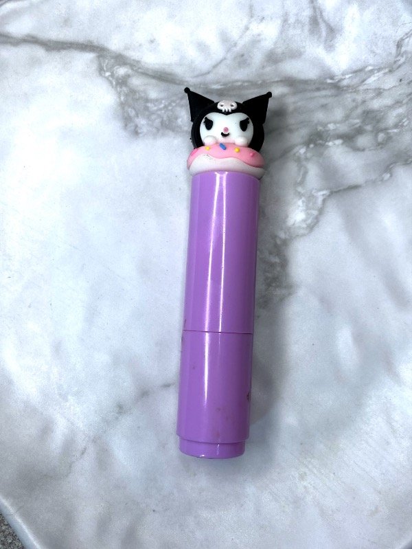 Producto - Bálsamo labial kuromi