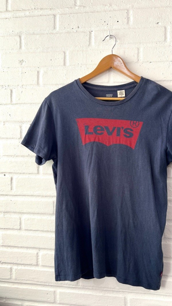 Producto - Remera azul - Levis (M)