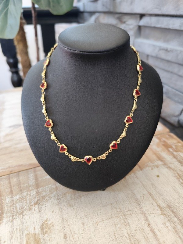 Producto - Gargantilla corazones strass rojo. Acero dorado.