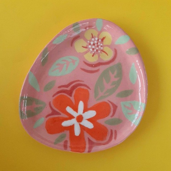 Producto - Plato irregular chico Flores fondo rosa