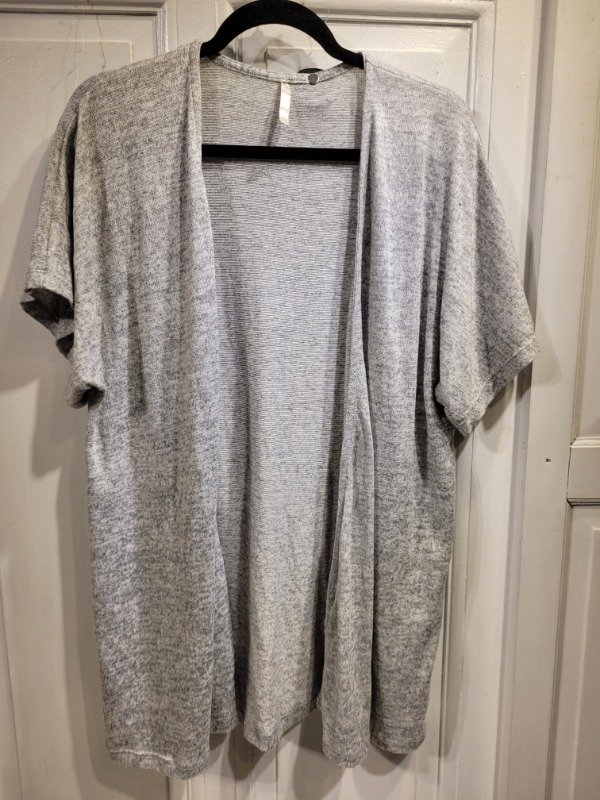 Producto - Saco LE UTTHE gris manga corta Talle M - PRECIO: 12X