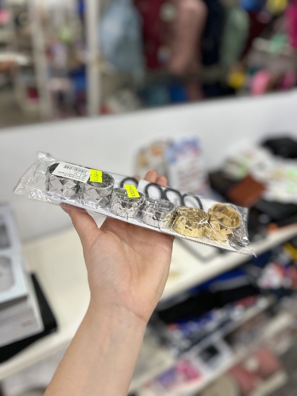 Producto - Gomita con detalle metálico cerrado
