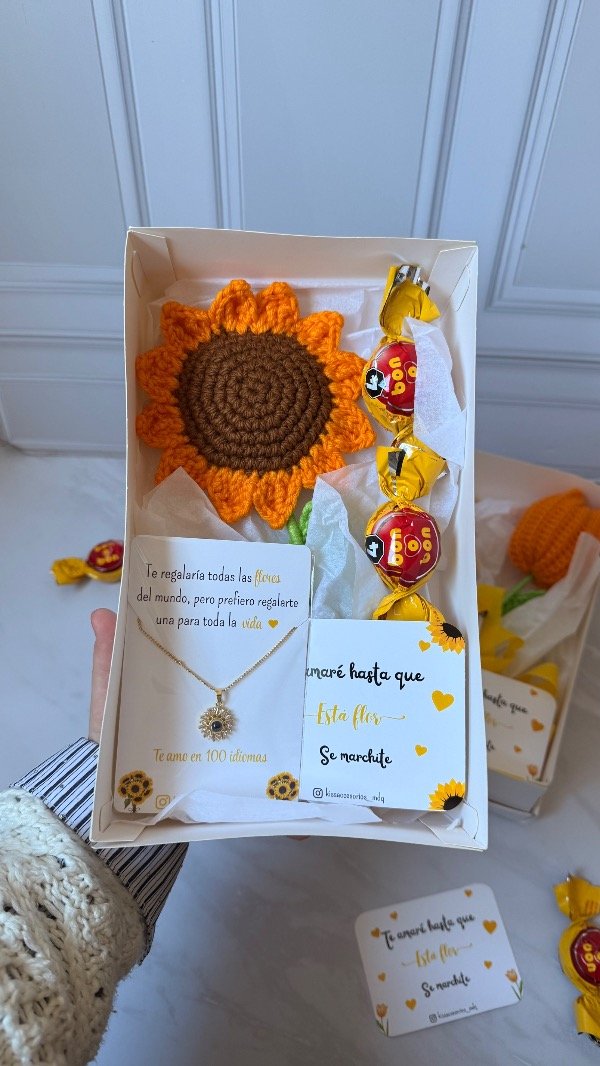 Producto - Box especial 21 de septiembre - girasol eterno con collar te amo en 100 idiomas - 0