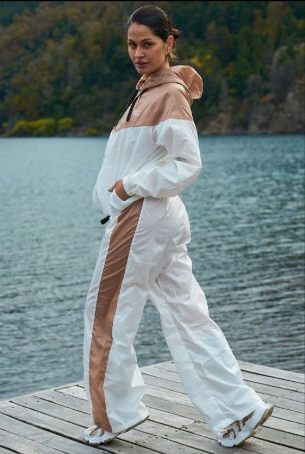 Producto - Campera y pantalón rompeviento blanco y dorado