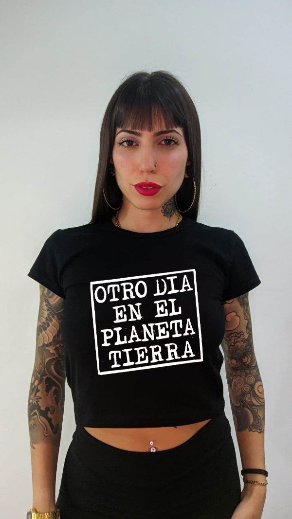 Producto - BABY TEE MUJER INTOXICADOS OTRO DIA EN EL PLANETA TIERRA