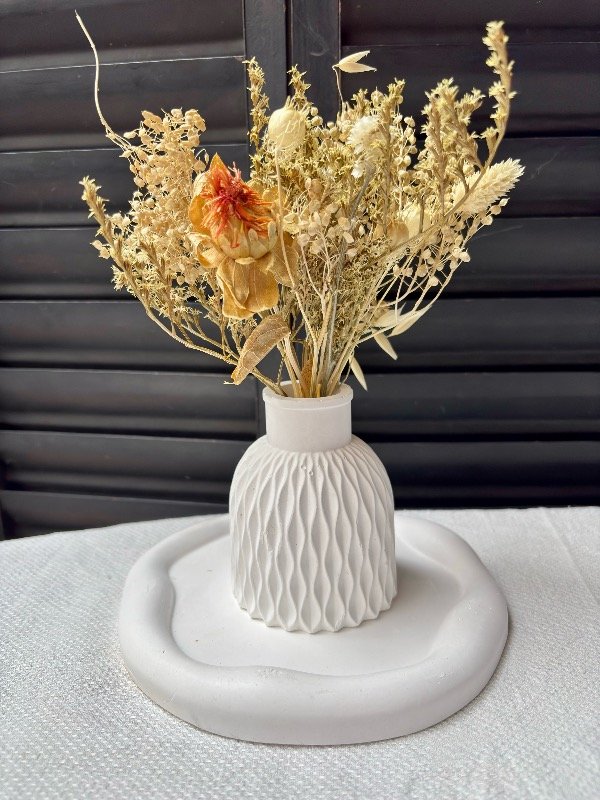 Producto - Florero labrado de yeso + ramito de regalo