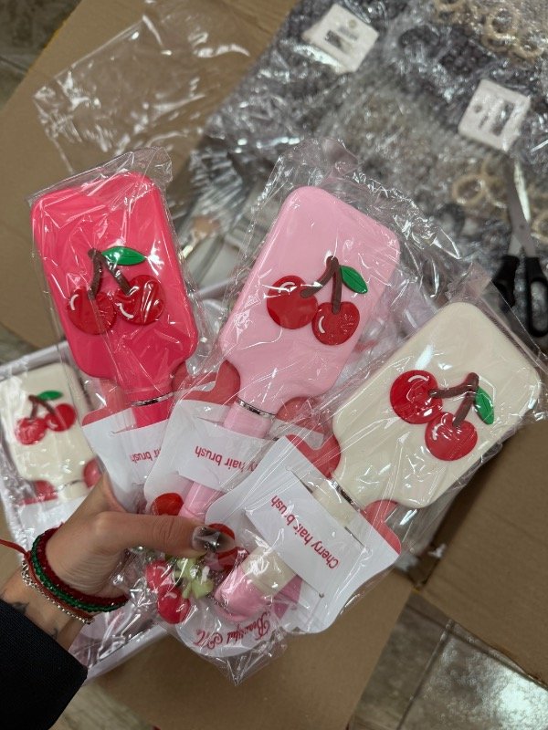 Producto - Cepillo cereza con llavero