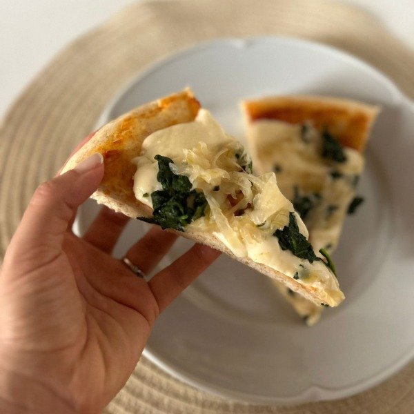 Producto - Pizza keto con queso, espinaca y cebolla caramelizada