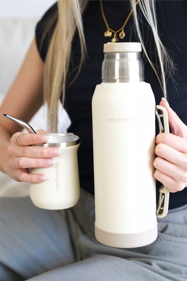 Producto - KIT MATERO MATEANDO - Termo 1 L Mate Beige c/ Bombilla - 0