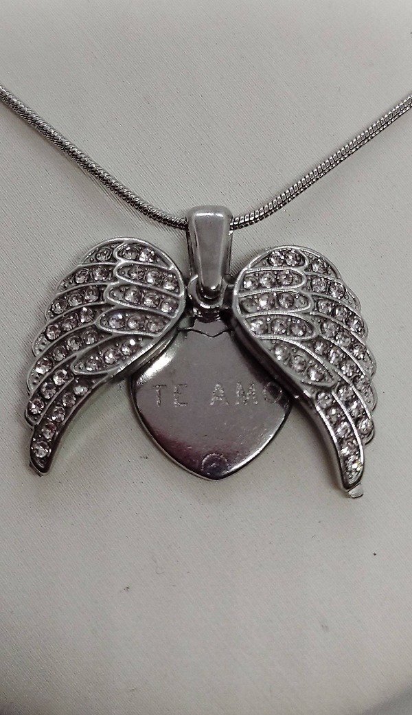 Producto - Dije de corazón y alas de ángel desplegables