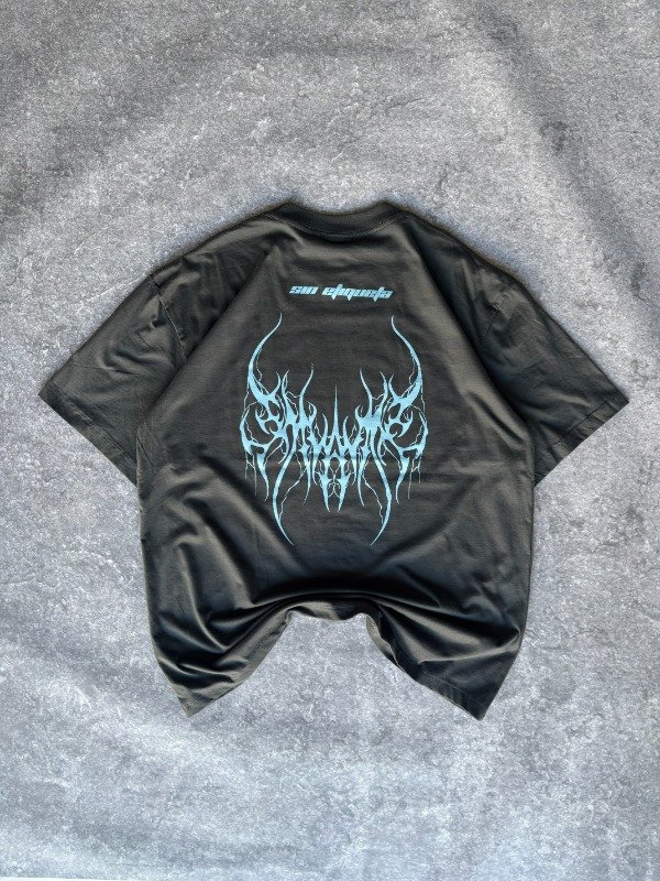 Producto - REMERA OVERSIZE GRIS GOTICO