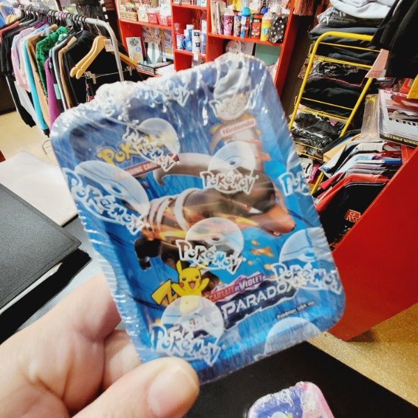 Producto - LATA DE CARTAS POKEMON SCARLET VIOLET HOUNDOOM
