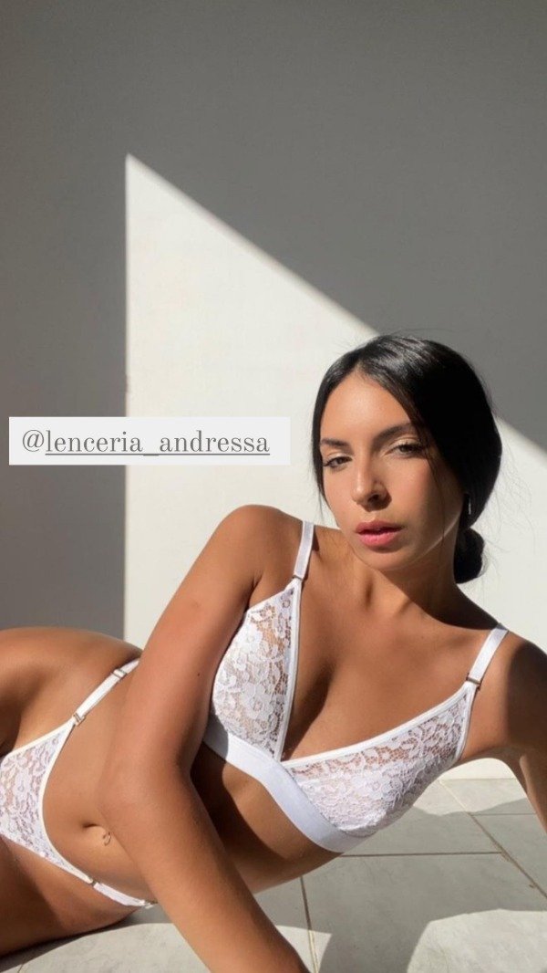 Bralette y less de encaje regulable