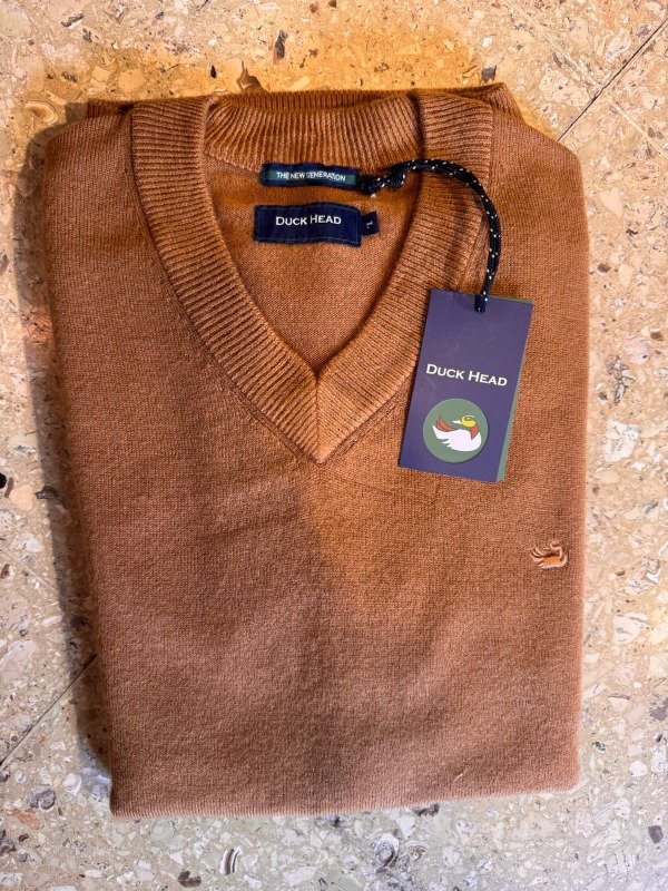 Producto - Sweater cuello en V habano duck head