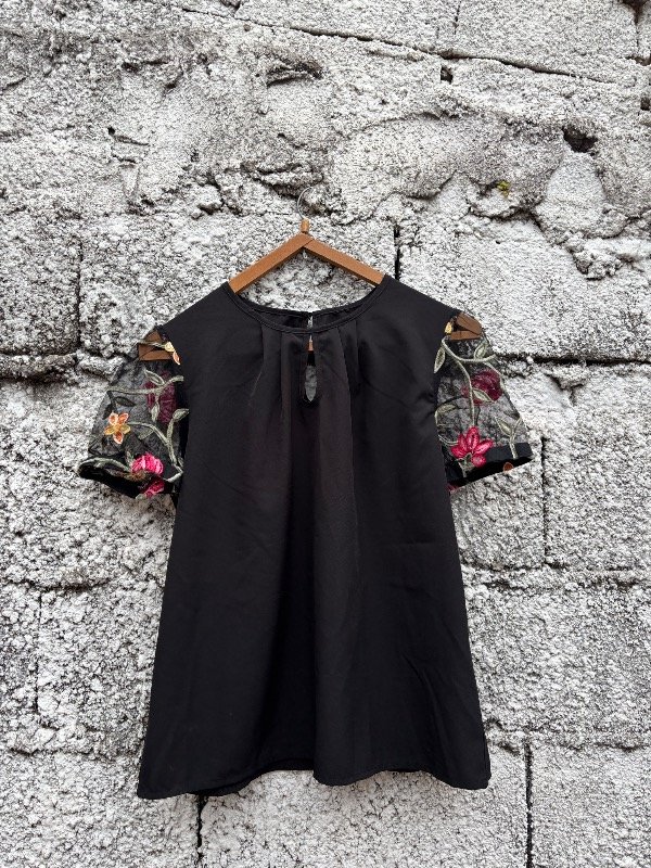 Producto - remera blusa, encaje y flores