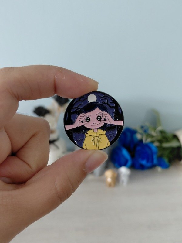 Producto - Pin metalizado - Coraline #1212
