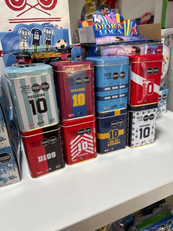 Producto - LATAS MARADONA CON GOLOSINAS X1