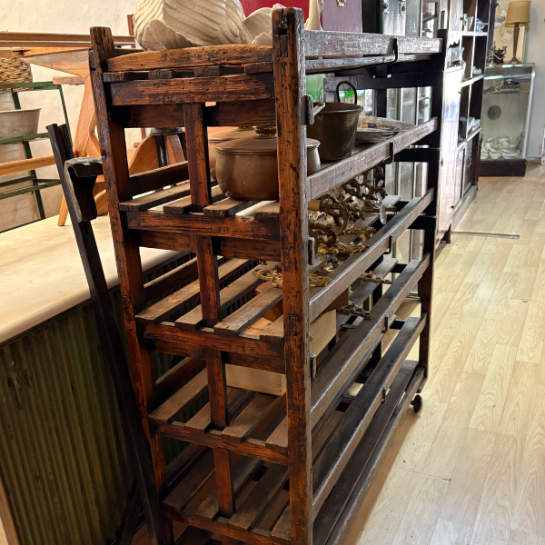 Producto - Antigua estanteria de zapateria con ruedas
