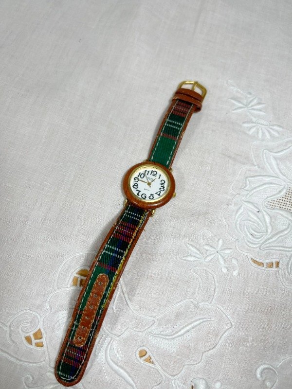 Producto - Clásico reloj con malla escocesa