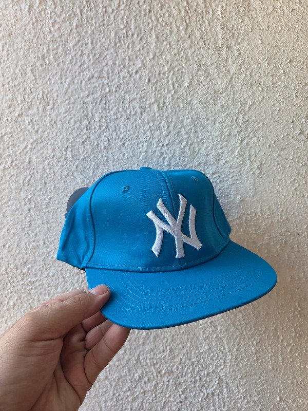 Producto - Gorra NY PLANA REGULABLE CELESTE