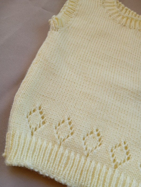 Producto - Chaleco tejido en lana hipoalergénica con calado de rombos. 0 - 6 meses