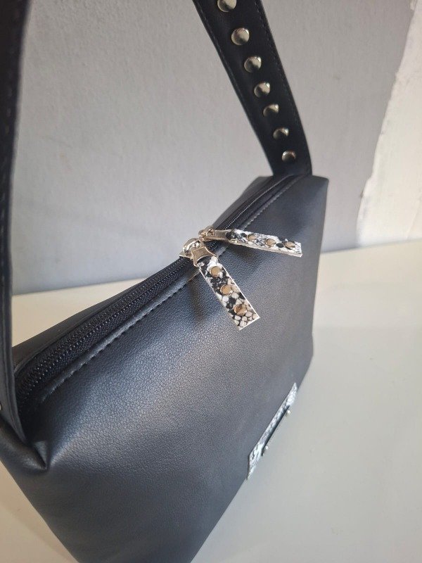 Producto - Mini Bag Ina Black con tachas grandes y detalles en serpiente - 3