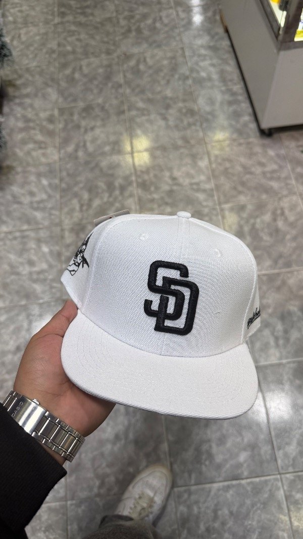 Producto - Gorra blanca cerrada cn detalles angeles atras