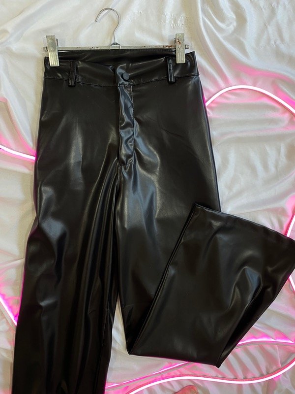 Producto - PANTALÓN ENGOMADO NEGRO