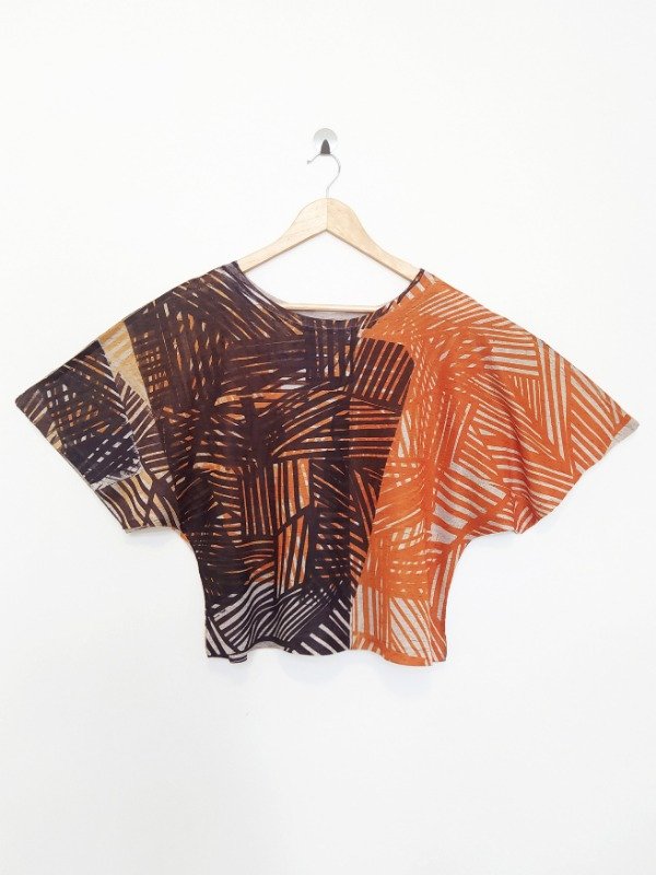 Producto - Remera FLASH -estampa Entrelíneas en negro y naranja- - 0