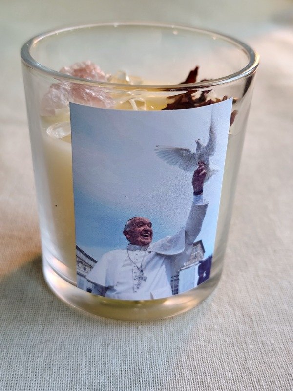 Producto - VELA PAPA FRANCISCO - Con cuarzo rosa, cuarzo cristal y pétalos de rosas. 250ml - 0
