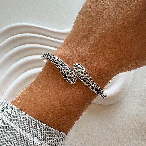 Producto - Brazalete víbora con detalles en negro plateado