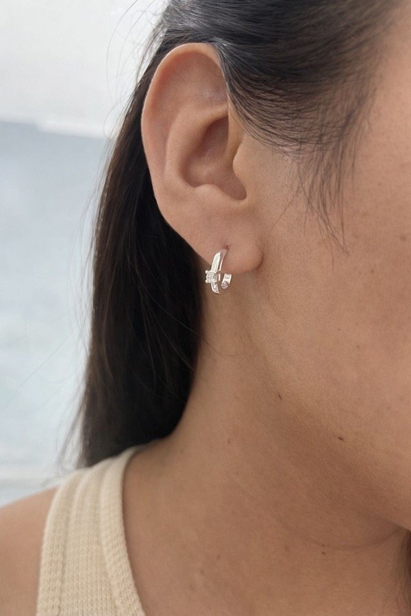 Producto - Argolla plata con un cubic en el centro