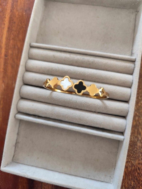 Producto - Esclava trébol tricolor . Acero dorado