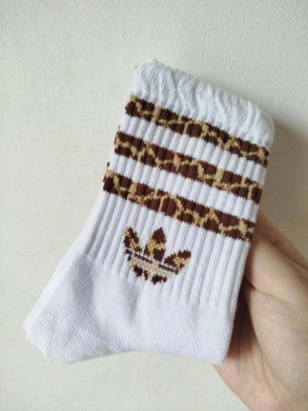 Producto - Tenis adi blanco con rayas animal print