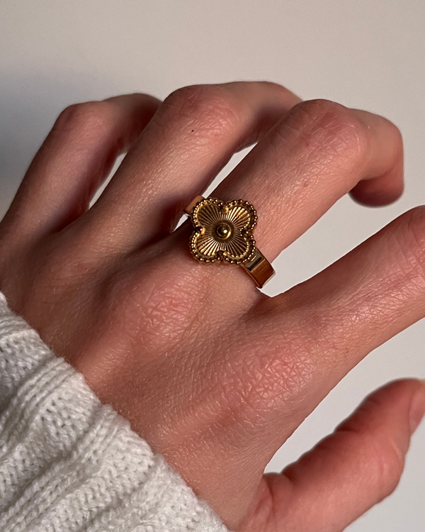 Producto - Anillo flor de acero dorado número 15