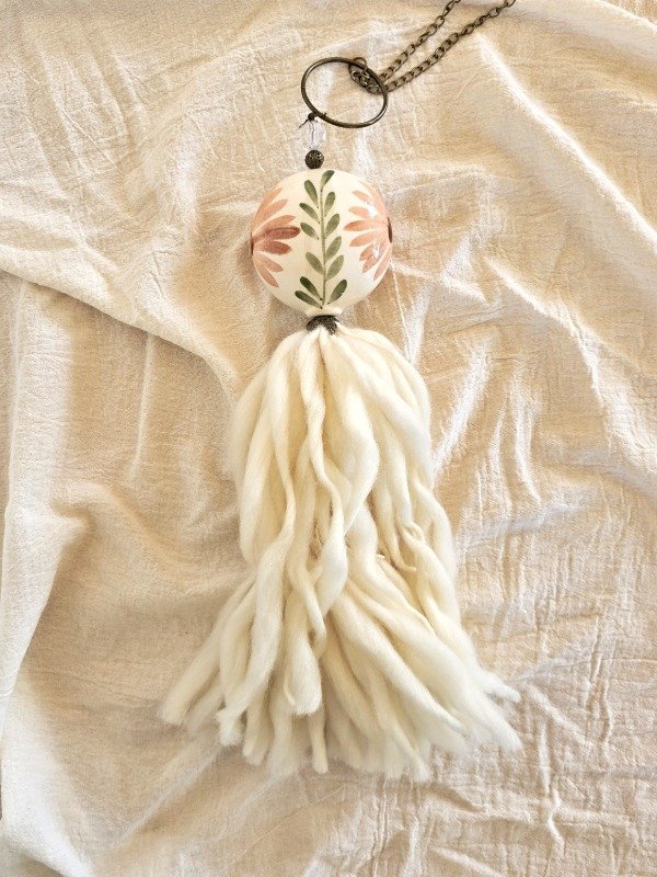 Producto - Borla medallon pintado margaritas