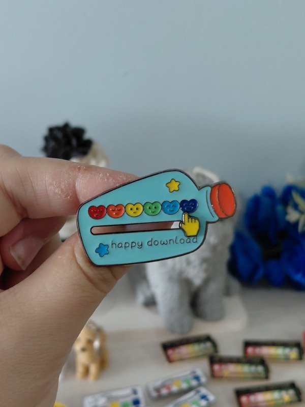 Producto - Pin metalizado - My social battery versión "Happy download"