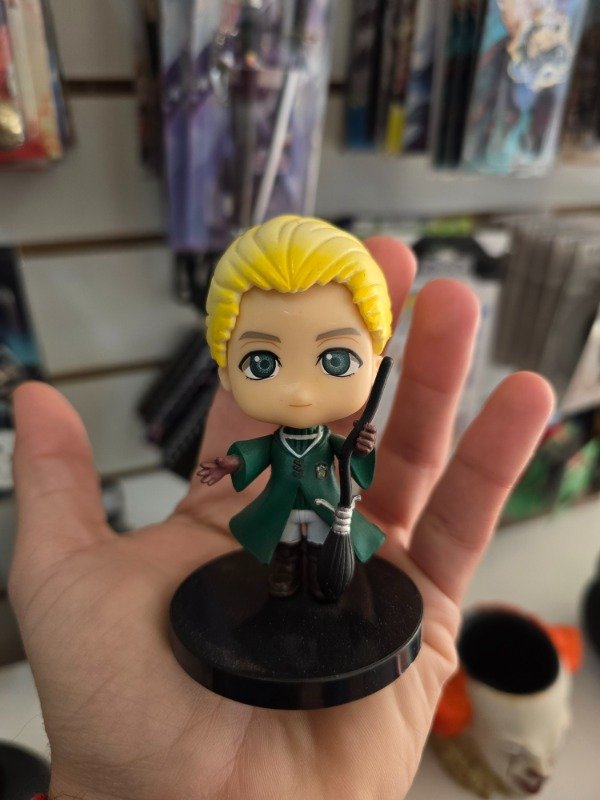 Producto - Figura Draco ropa Quidditch escoba en mano