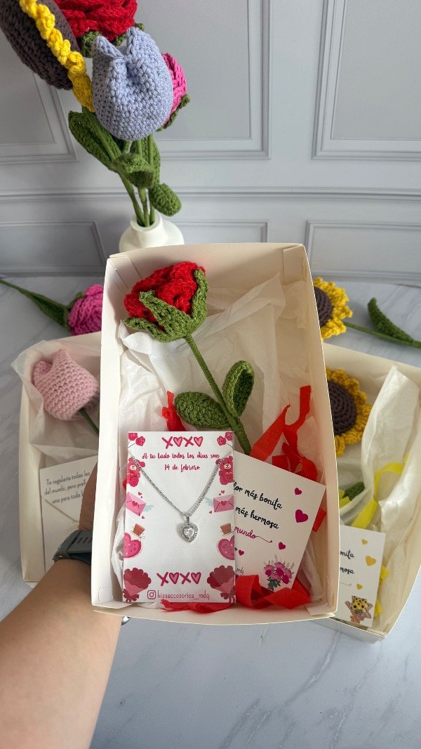 Producto - Box con flor eterna rosa y collar de corazones