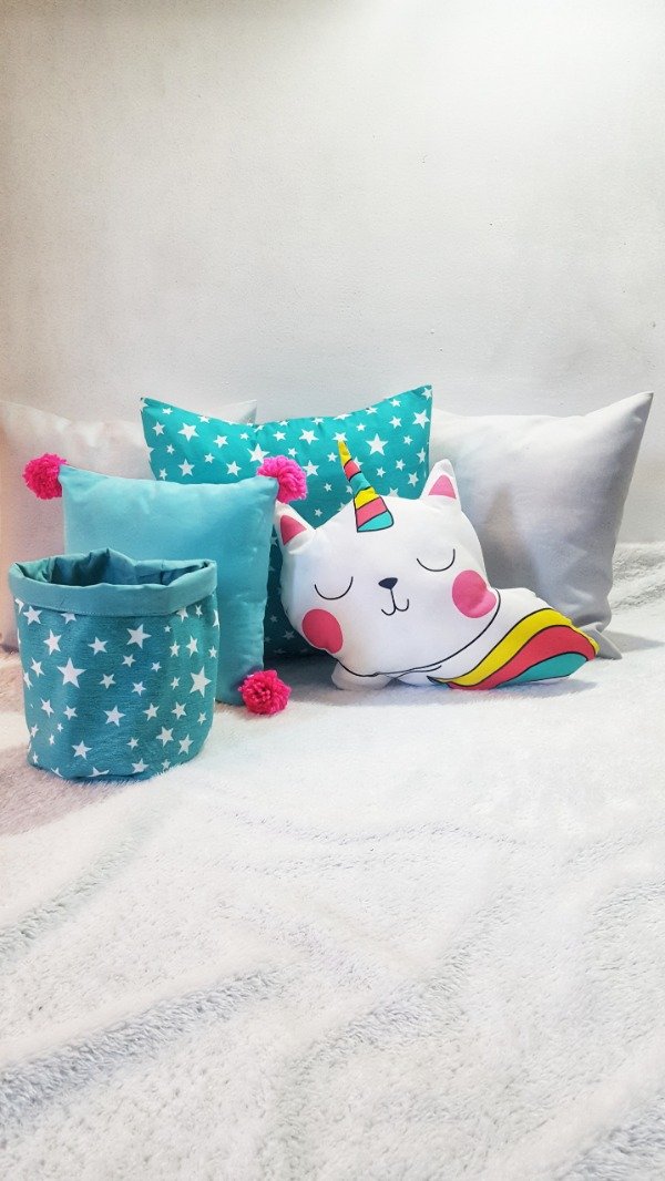 Producto - Combo 3 almohadones + unicornio + cestita gris (showroom san isidro)